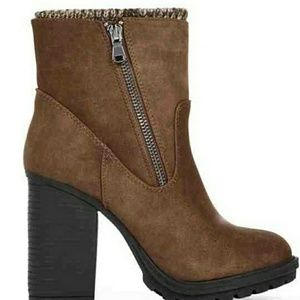 Justfab "Vitoria" brown booties in size 8
